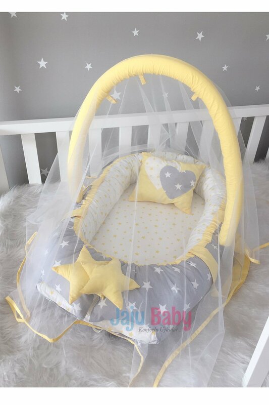 Handgemachtes gelb-graues Design Moskito netz und Luxus Design Babynest mit Spielzeug Kleiderbügel