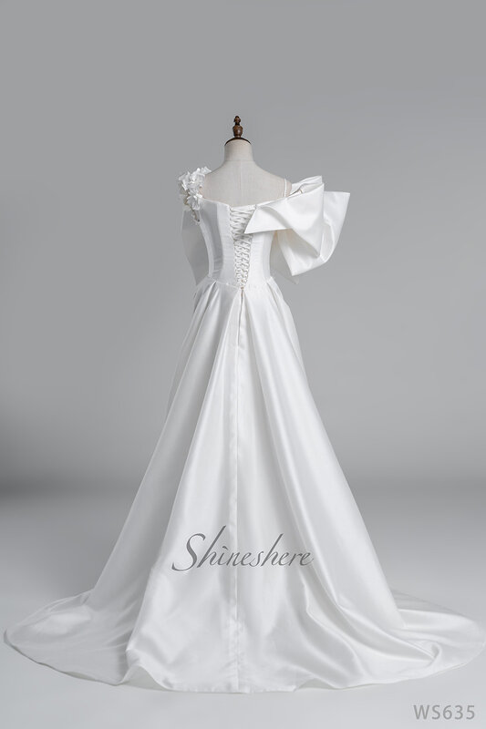 새로운 디자인 Strapless Neckline 활 아름 다운 3D 꽃 Aline 웨딩 드레스 새틴 높은 분할 신부 가운