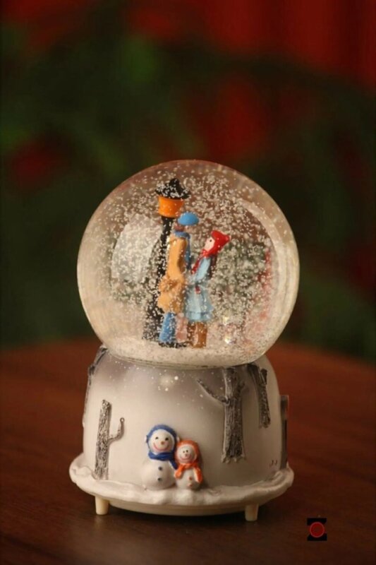 Ожерелье со снежинкой из циркона и снежинки со снежным шаром среднего размера
