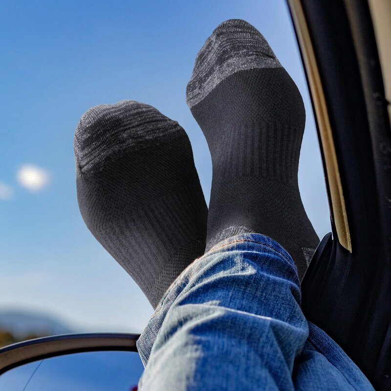 Yuedge ถุงเท้าข้อสั้นสำหรับผู้ชาย, ถุงเท้าผ้าฝ้ายระบายอากาศได้ดีน้ำหนักเบาสีดำถุงเท้าข้อสั้นบางขนาด37-46
