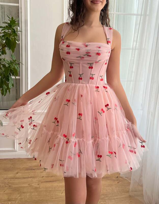 Wiśniowa babeczka krótka sukienka dla kobiet śliczna tiulowe suknie na studniówkę z paskiem Spaghetti na przyjęcie urodzinowe sukienki na powrót do domu