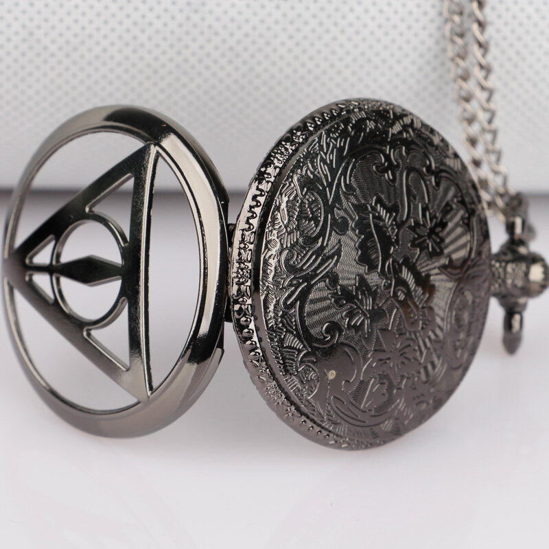 Reloj de bolsillo de cuarzo con forma de triángulo mágico para niños, colgante negro con cadena, regalo, digital