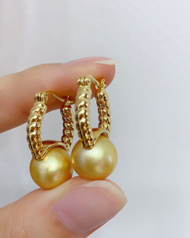 Mad alena Sarara 18 Karat Gold Frauen Kreis Ohrringe Twist-Stil mit Südsee Gold Perle
