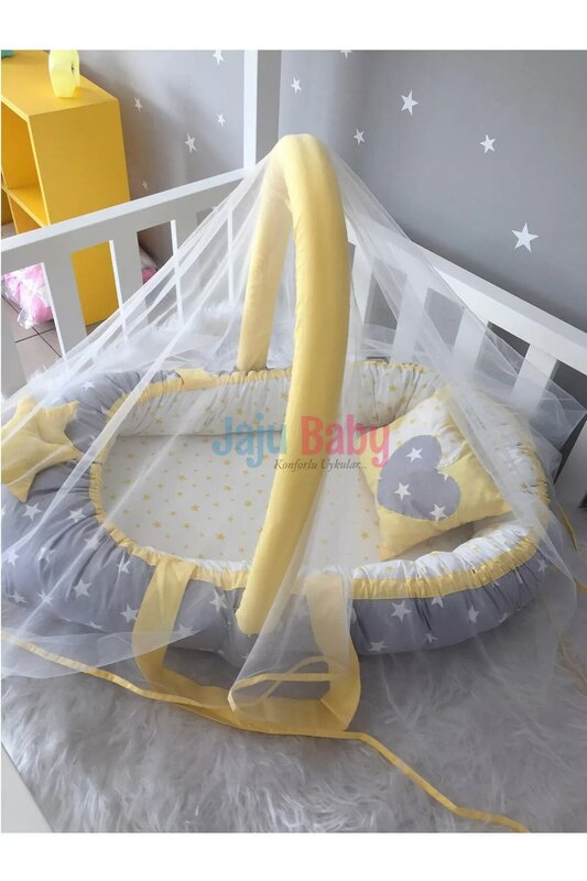 Handgemachtes gelb-graues Design Moskito netz und Luxus Design Babynest mit Spielzeug Kleiderbügel