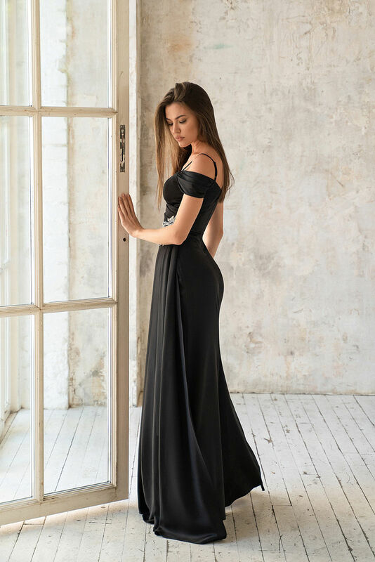 2024 Hot Black abiti da sera Spaghetti Strap Side High Split Long Party Dress semplice perline pieghe al largo della spalla Prom Gown