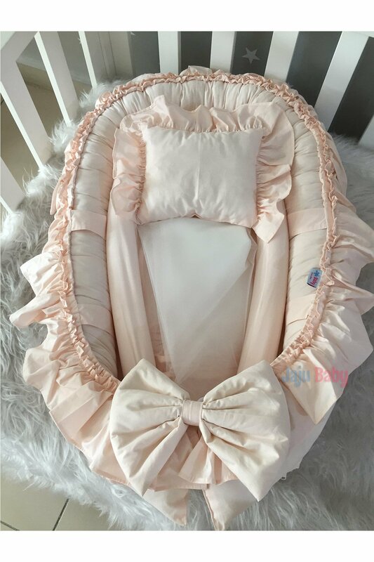Luxus Design Rüschen Babynest mit handgemachten Lachs Moskito netz und Spielzeug Kleiderbügel
