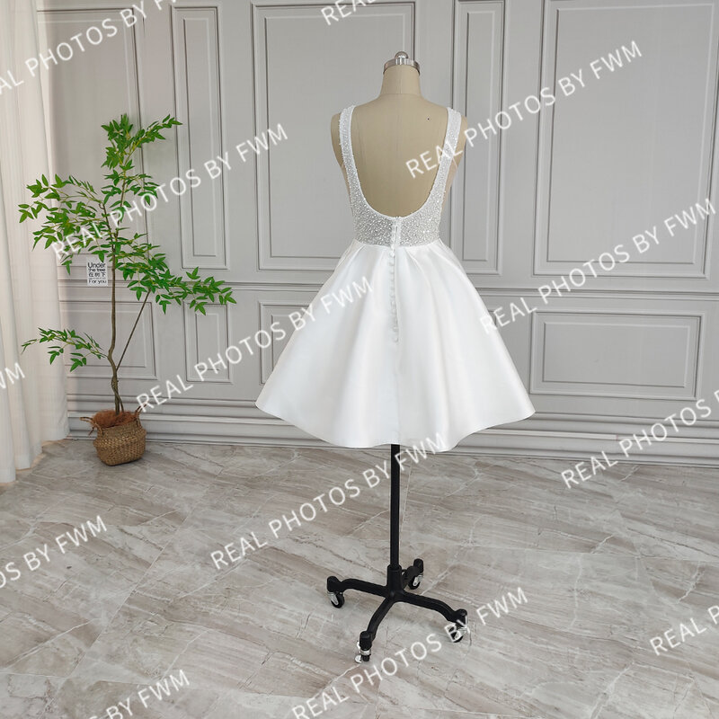 Mini vestido de noiva sem costas com pérolas para mulheres, vestido de noiva curto, fotos reais, simples, mas elegante, frisado, 20054