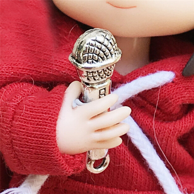 Modelo de mini microfone em miniatura para casa de boneca 1:12, acessório de brinquedo fofo para crianças e bebês, 1/2 peças