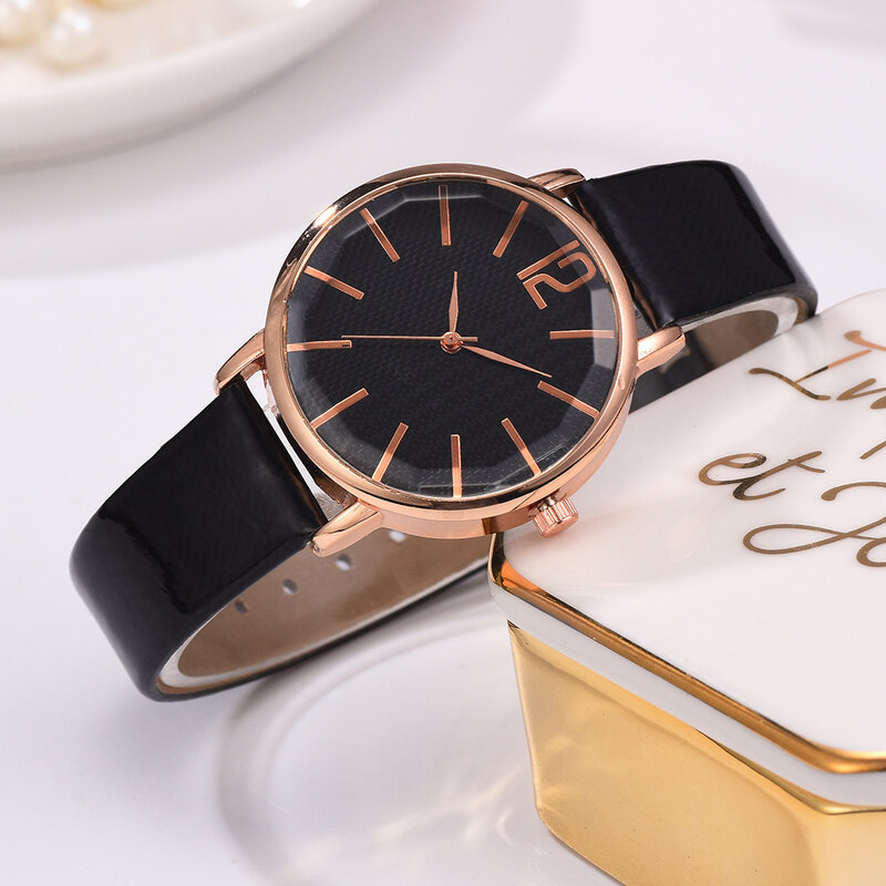 レディース腕時計カジュアル女性腕時計時計ポリゴンミラー腕時計女性レザーストラップクォーツファッションラインデザインレロジオfeminino