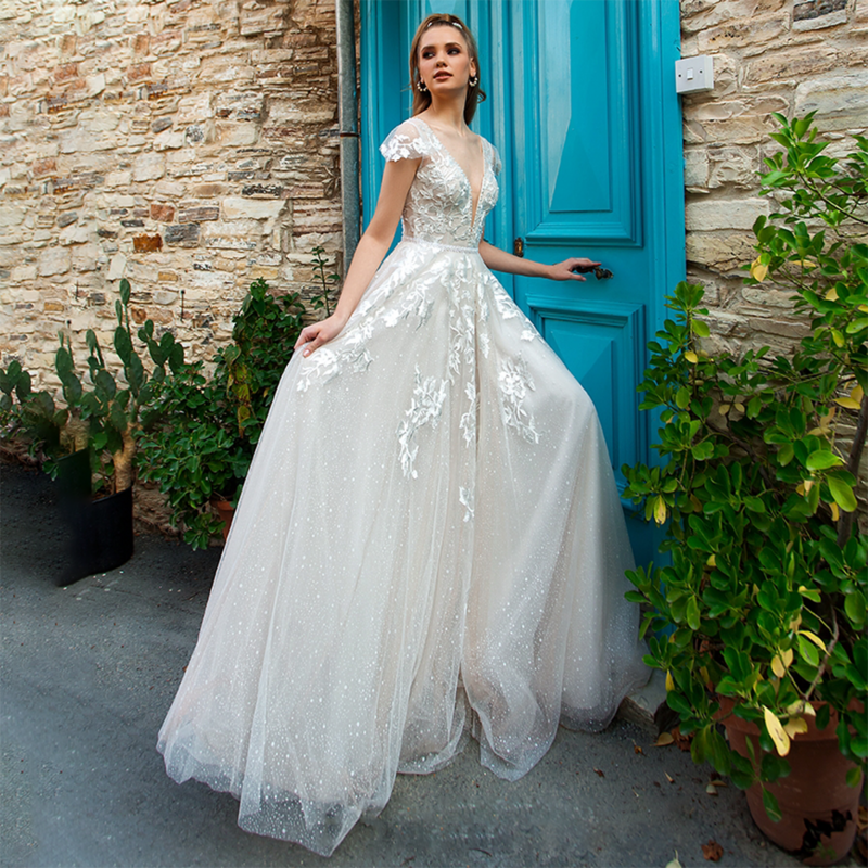 Sâu V Cổ Appliqued Lace Wedding Dress Ngắn Cap Tay Áo Shining Tulle Custom Made Boho Beading Ngọc Trai Nhiếp Ảnh Bridal Gowns