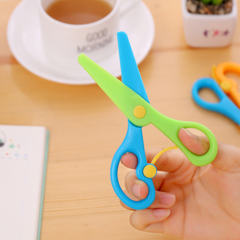 New 1Pcs 137mm Mini Safety Round Head Plastic Scissors Student Kids Paper Cutting Minions Supplies for Kindergarten School