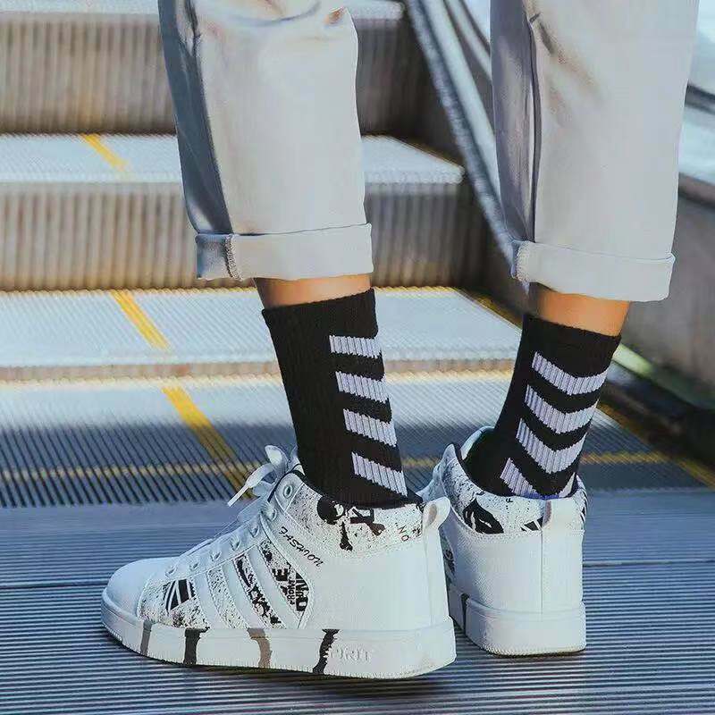 1 paio nuovissimo moda INS cotone nero bianco striscia equipaggio uomini calzini sport alto Skateboard Blaze Street felice lungo Sox in vendita