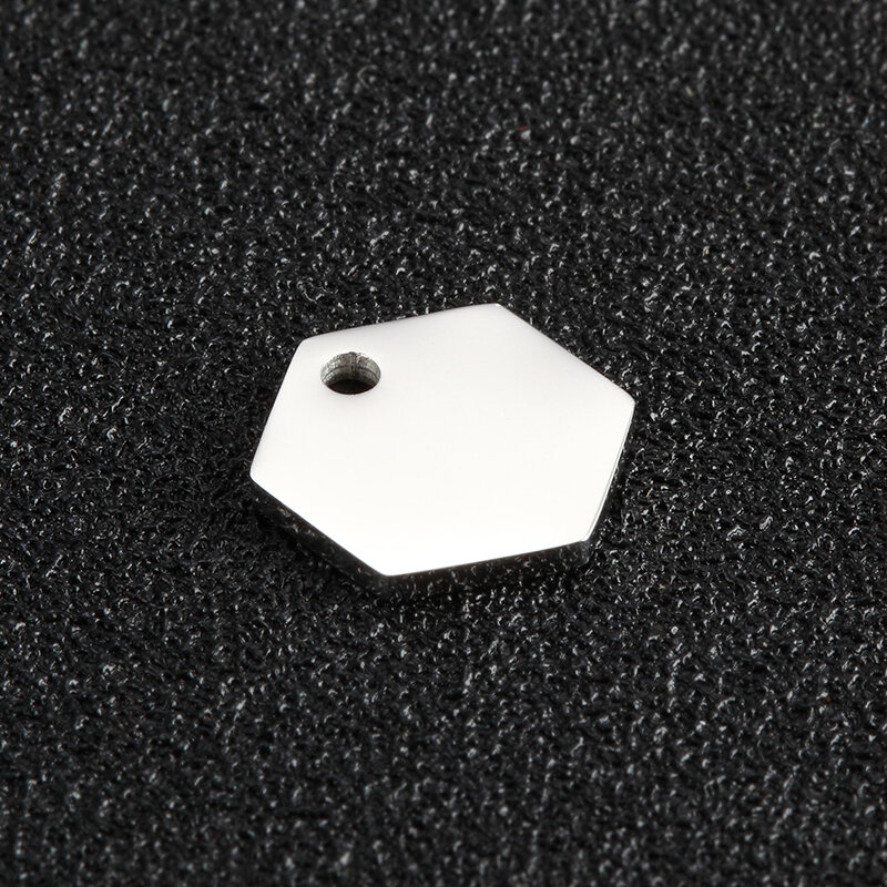 O laser de mylongingcharm 50 pces gravou a etiqueta do logotipo personalizado seu logotipo ou texto 10mm x 11.5mm hexagonal tags encantos para colares pulseiras