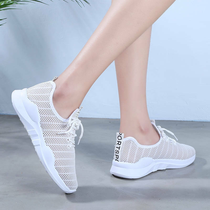 الأكثر مبيعاً أحذية رياضية صيفية جديدة للنساء للأنشطة الخارجية أحذية غير رسمية مجوفة مريحة تسمح بالتهوية أحذية نسائية رياضية شبكية بيضاء