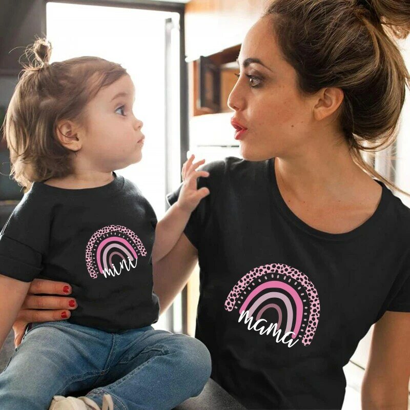 1pc moda mama e mini arco-íris imprimir família combinando camiseta de manga curta família olhar t-shirts mãe e filha roupas