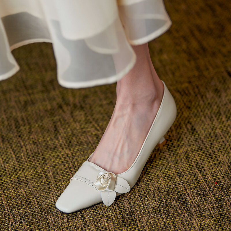 Francês pequeno salto quadrado toe sapatos de casamento feminino primavera e outono mid-heel novo estilo nicho de fadas estilo suave único sapatos