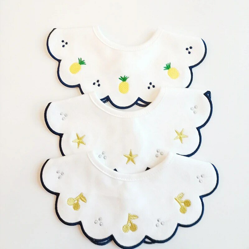 INS-Babador de algodão bebê com coração bordado, toalha saliva impermeável, lenço colarinho falso, cor branca, acessórios de moda, novo
