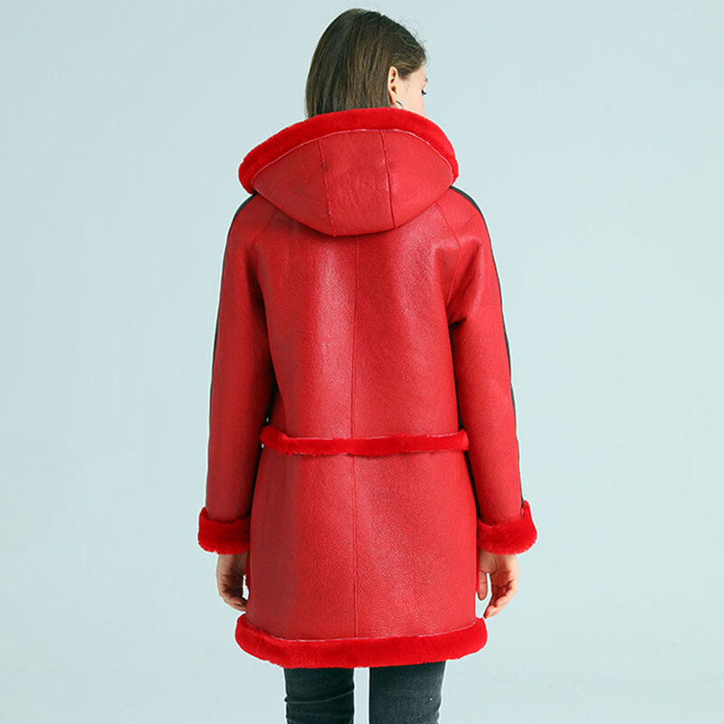 Mantel Bulu Asli Panjang Bertudung untuk Wanita Pakaian Kulit Domba Merah Tebal Hangat Pakaian Luar Kulit Asli Panjang
