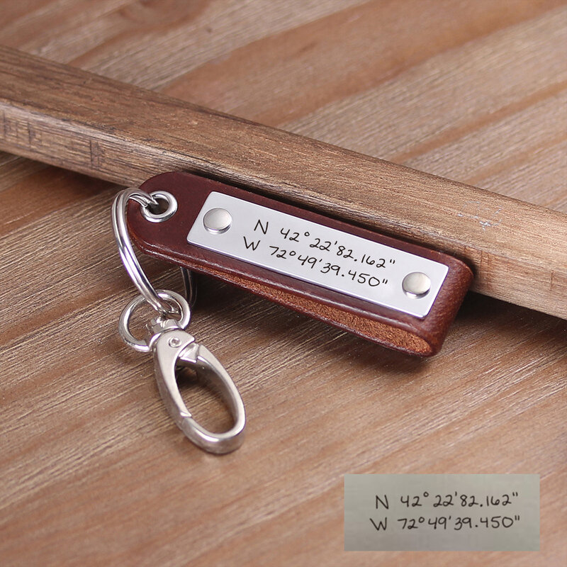 حلقة مفاتيح جلدية شخصية ، أي أرقام رومانية أو نصية ، تاريخ الذكرى السنوية ، هدية صديقها