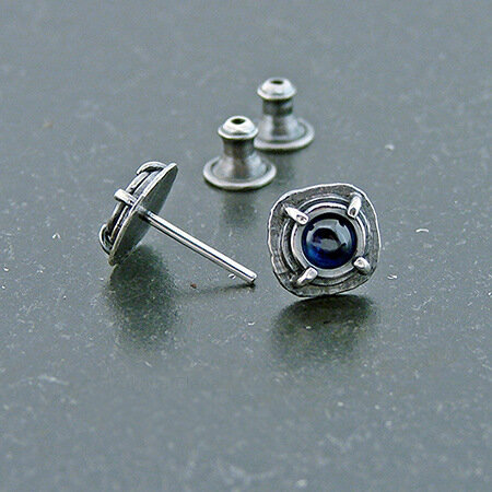 女性のための丸いkyaniteイヤリング,レトロなスタイルのジュエリー,黒の青いクリスタルストーン,小さなミニマリストの宝石925