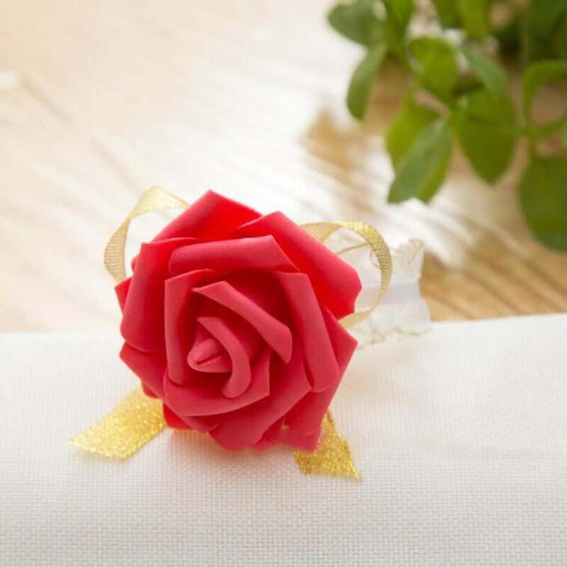 Ślub dla nowożeńców kobiety dziewczyna druhna wyszukana kwiatowa ręka nadgarstek druhna ręka wstążka stanik róża kwiat ręka wystrój