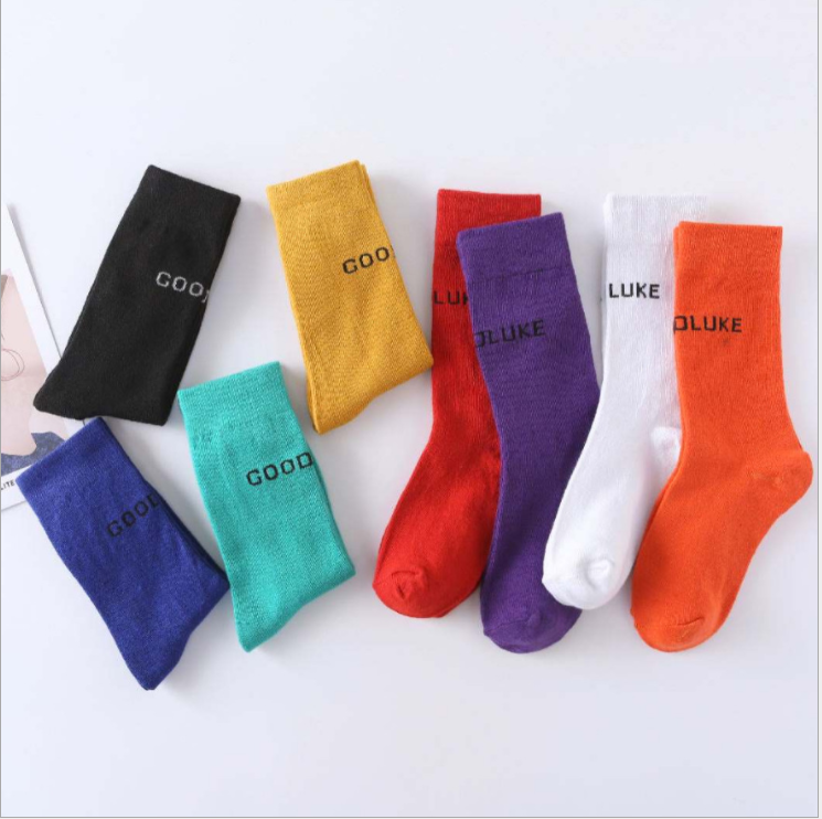 2019 nuevo calcetines rojos de pierna de los niños de mediados de tubo de Otoño de marca de moda de París alfabeto de estilo universitario calcetines de algodón