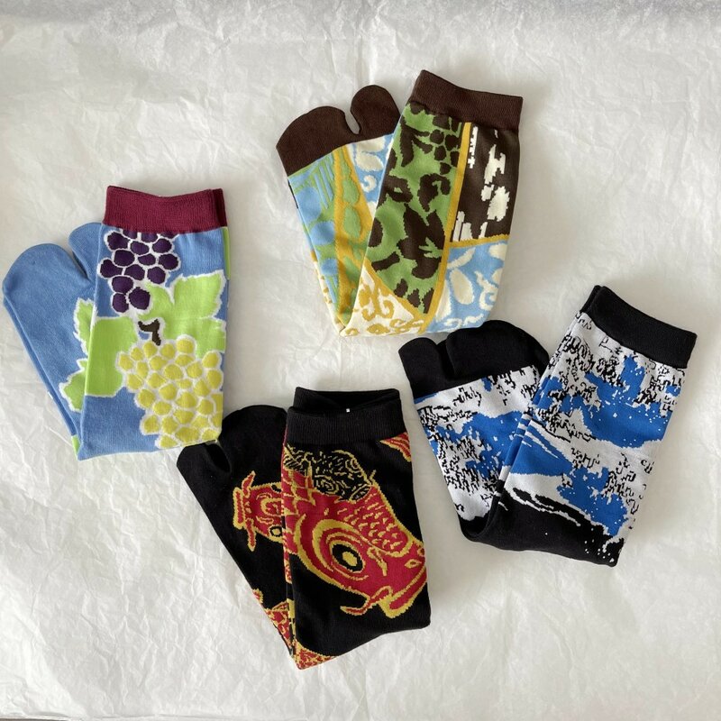 การ์ตูนที่มีสีสันผ้าฝ้ายผู้หญิงสอง Toe ถุงเท้าองุ่นคลื่นปลาคาร์พญี่ปุ่น Harajuku ตลกน่ารักรองเท้าแตะถุงเท้า Tabi Sokken