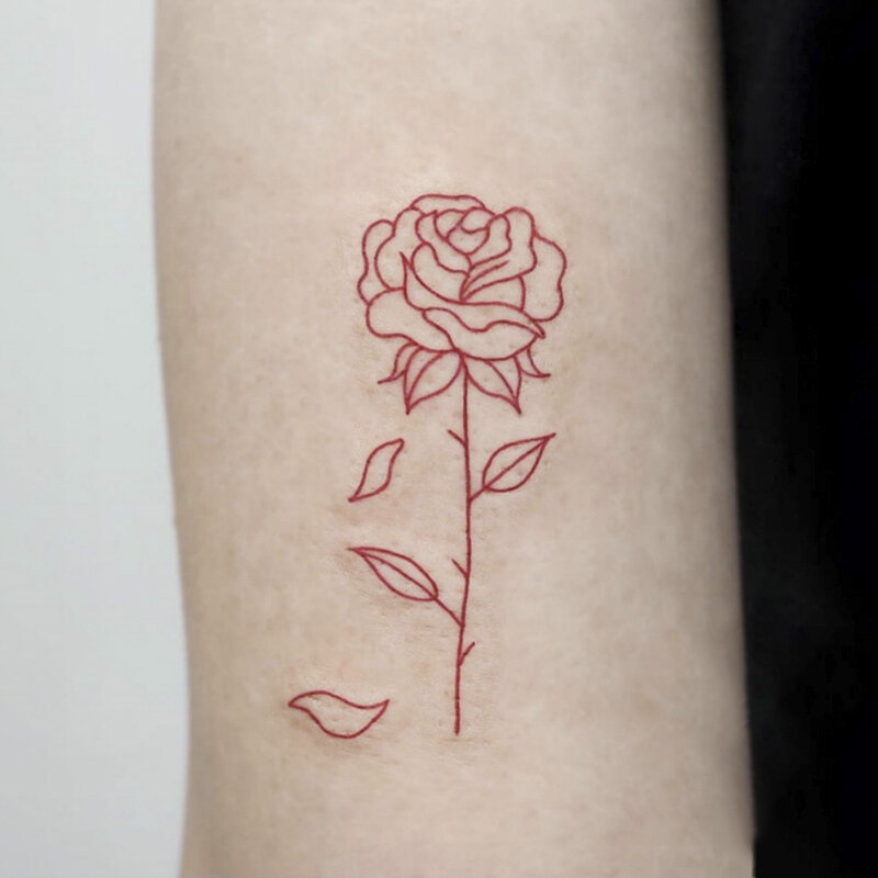 Autoadesivo del tatuaggio temporaneo impermeabile linee di fiori di rosa rossa Design Body Art tatuaggio finto Flash tatuaggio braccio da polso donne
