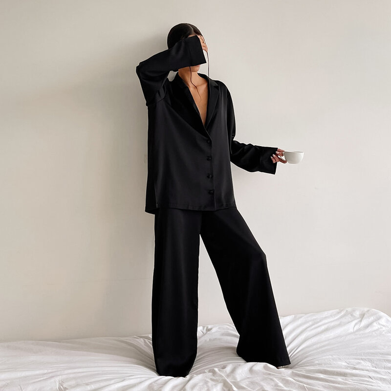 Hiloc Pakaian Tidur Sutra Satin Ukuran Besar Piyama Seksi Potongan Rendah untuk Wanita Setelan Celana Panjang Celana Lebar Lengan Panjang Kancing Sebaris