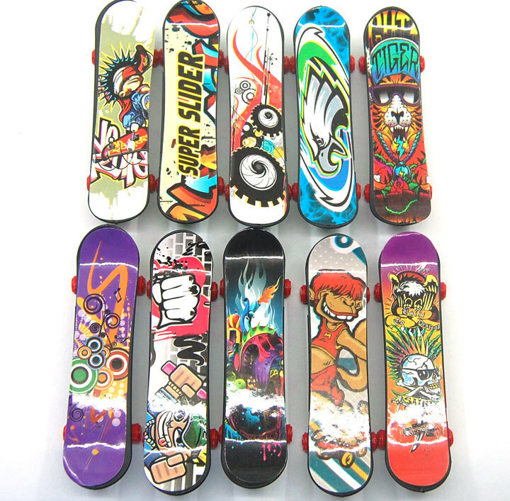 1Pcs Willekeurige Mini Fsb Vinger Skateboarden Creatieve Nieuwigheid Gag Speelgoed Cartoon Klassieke Speelgoed Voor Kinderen Gift