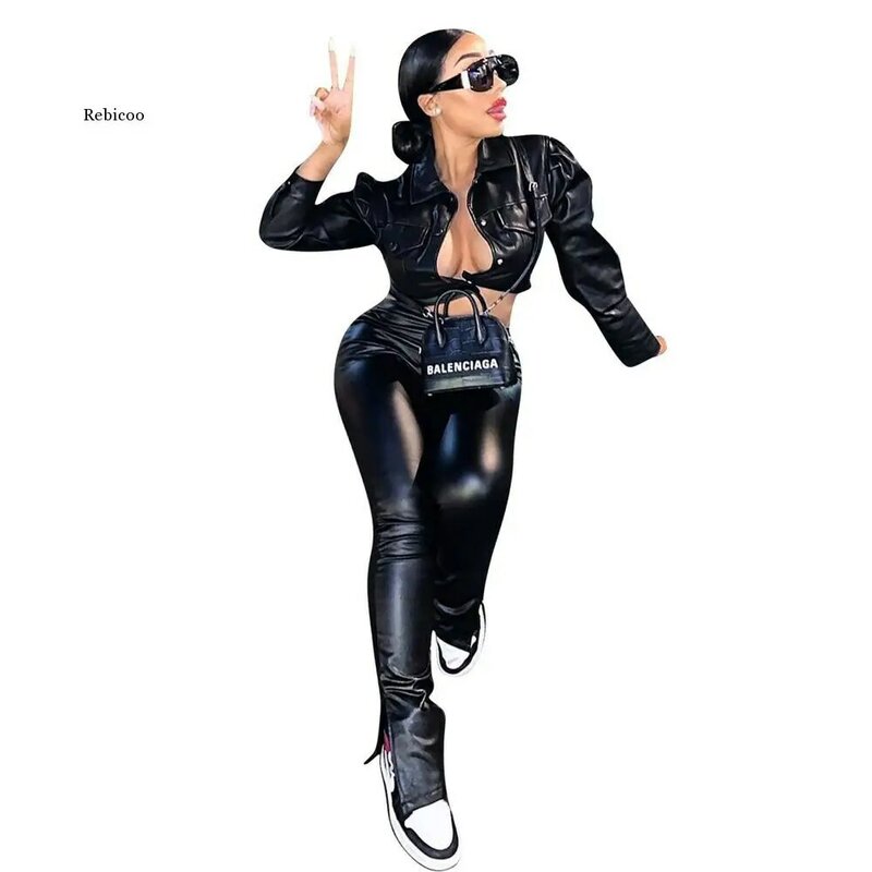 Женский спортивный костюм из двух предметов, черный укороченный топ из искусственной кожи с отложным воротником и длинным рукавом и облегающие брюки с разрезом на подоле