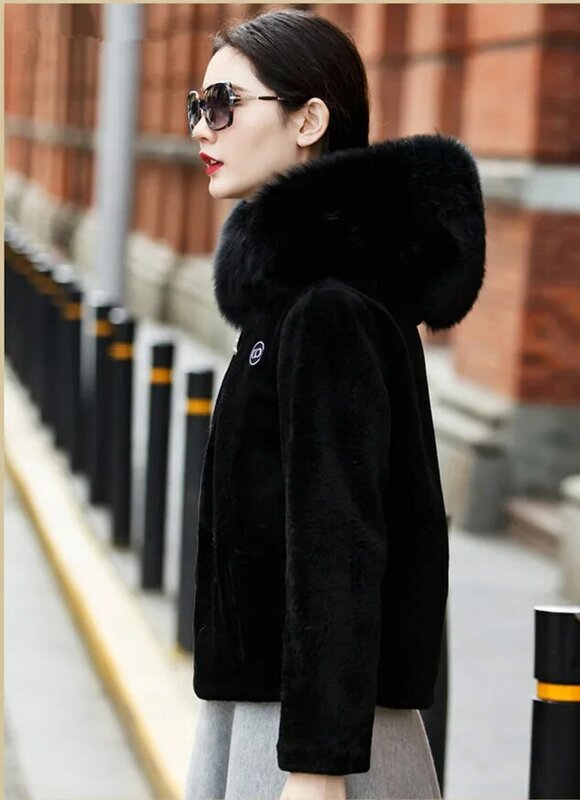 女性リアル羊の毛皮のコート毛皮の襟フード付きショート本物の毛皮のジャケット冬暖かいコート上着YQ853