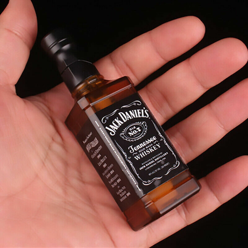 Nowość lżejszy Jack-Daniel Wiskey butelka wiatroodporna i wielokrotnego napełniania zapalniczka na butan na tło studyjne