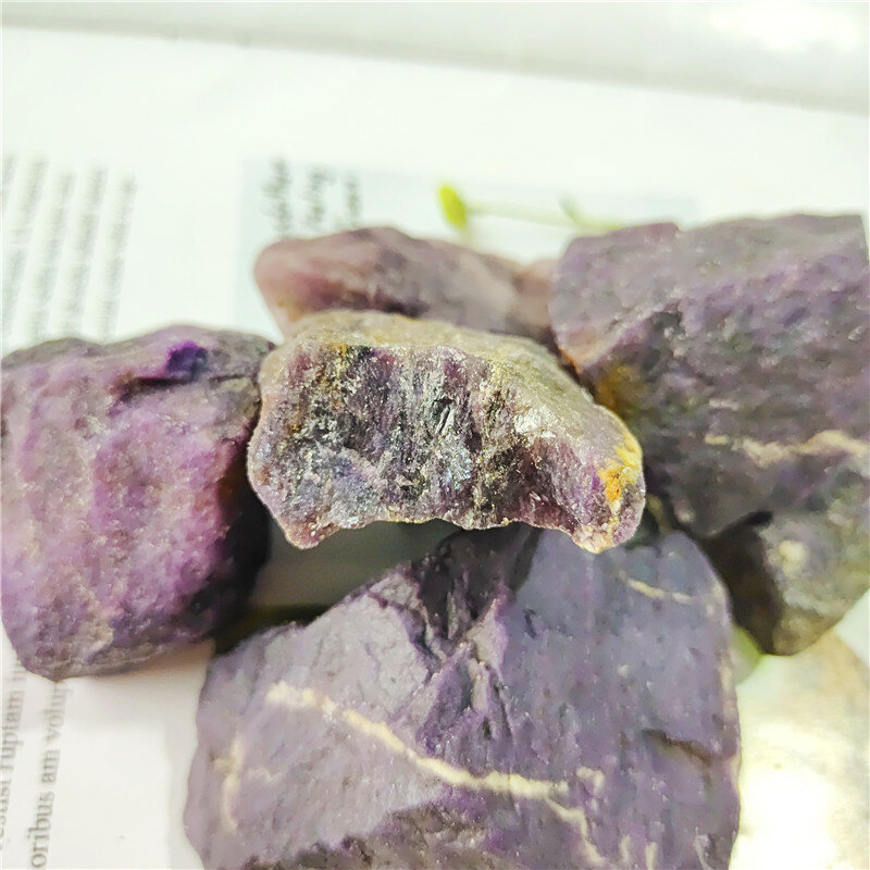 100G Batu Penyembuh Sugite Dekorasi Spesimen Mineral Batu Langka Kuarsa Ungu Kasar untuk Dekorasi Rumah untuk Akuarium