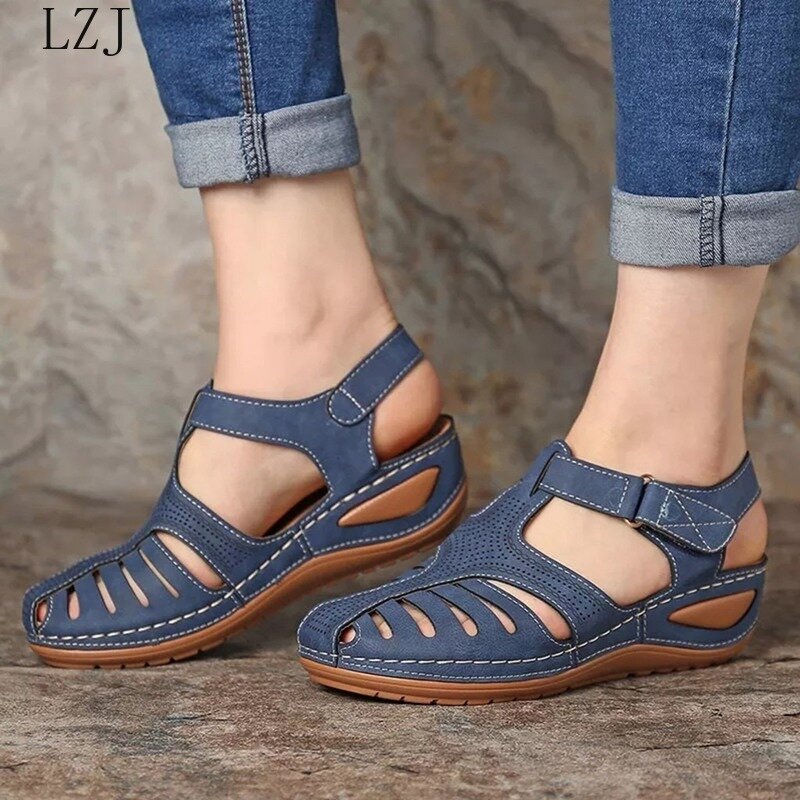Sandalias de verano para mujer, cómodas sandalias de punta redonda con agujeros en el tobillo para mujer, zapatos de suela de playa suaves de talla grande, novedad de 2020