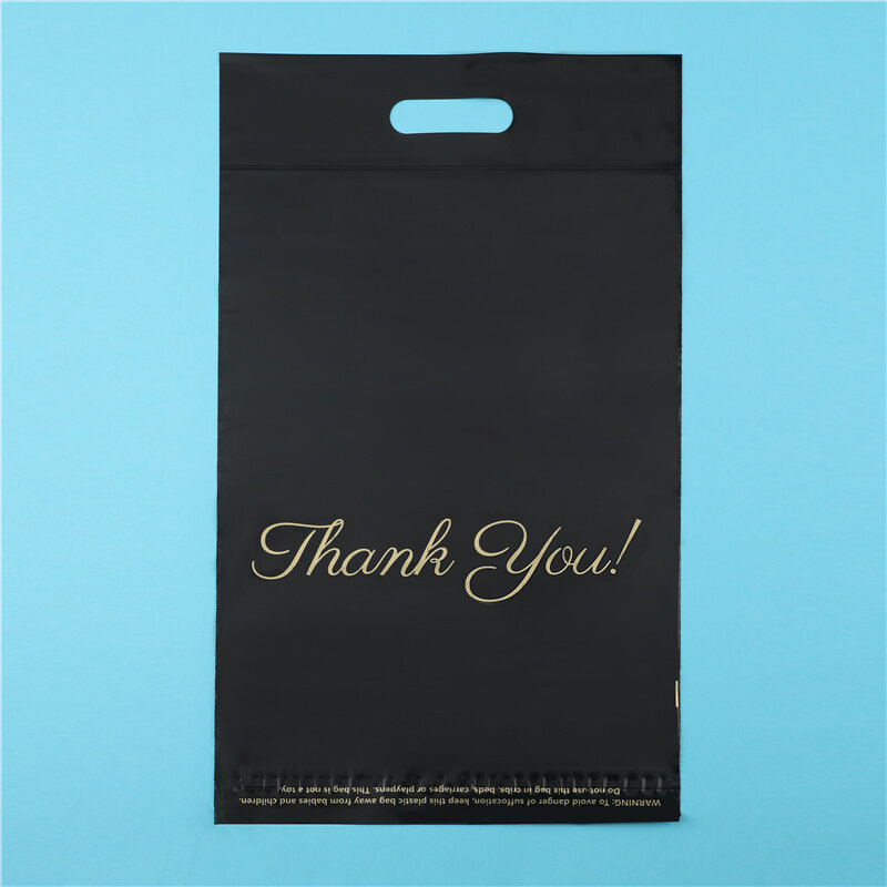 Bolsa de mano negra con logotipo dorado, impresas bolsas de correo, sobres de embalaje de correo de polietileno con autosellado, bolsas de almacenamiento de mensajería, 50 piezas