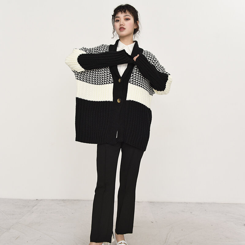 [EAM] 격자 무늬 블랙 빅 사이즈 뜨개질 카디건 스웨터 느슨한 맞는 v-목 긴 소매 여성 새로운 패션 가을 겨울 2021 1Y18001