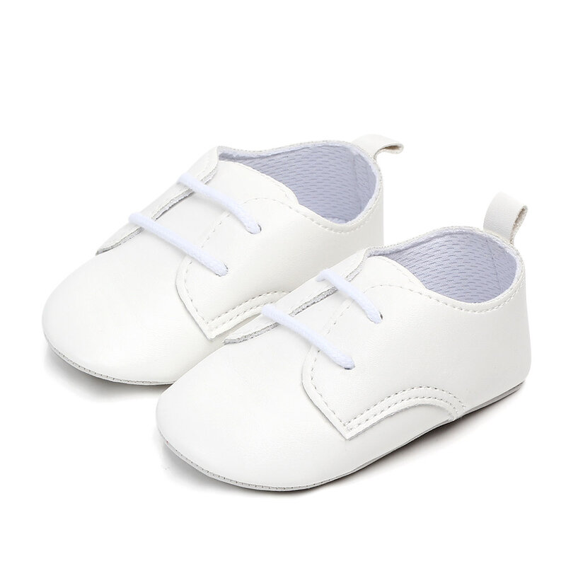 Sepatu Bayi Laki-laki Baru Lahir Mokasin Kulit Balita Sneakers Kasual First Walker Sepatu Hitam Putih Solid Sol Lunak untuk Berjalan