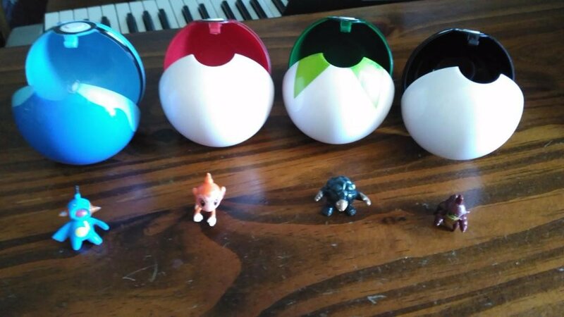1Pc Pokeball + 1pc darmowe losowe Pokemon figurki wewnątrz 1:1 Anime Action & Toy figurki świąteczny prezent dla dzieci