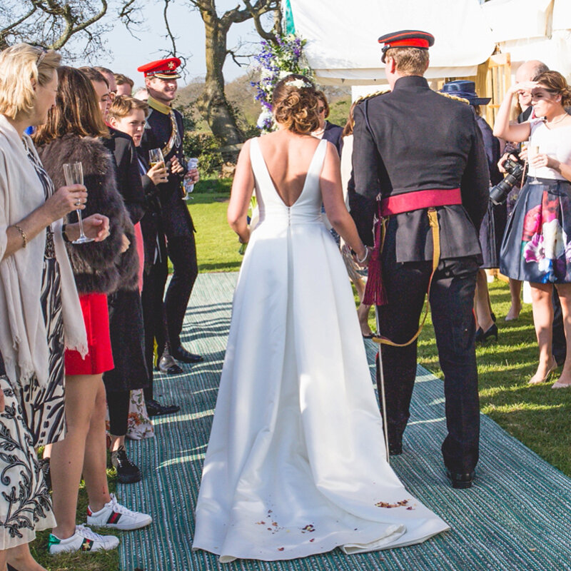Liebsten Satin Hochzeit Ball Kleider Zipper Sweep Zug Tasten 2021 Maß Große Größen Bogen Solide Plain Band Braut Kleid