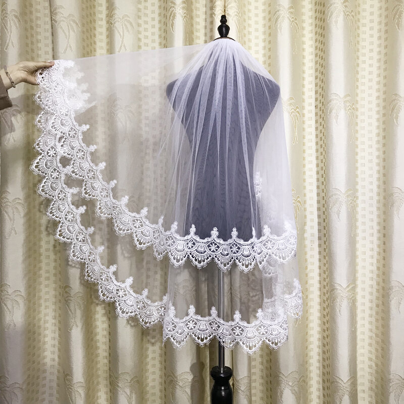 Foto real duas camadas marfim curto véus de casamento ponta dos dedos comprimento tule rendas applique acessórios de noiva com pente