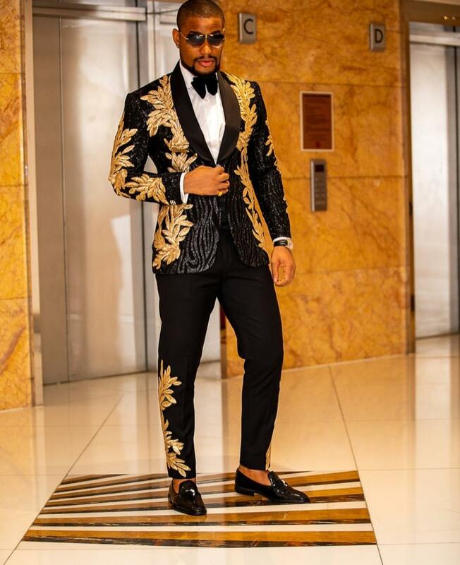 Traje de dos piezas para hombre, esmoquin con bordado de cuentas, chaqueta y pantalones dorados, chal de solapa, diseñador de boda, color negro