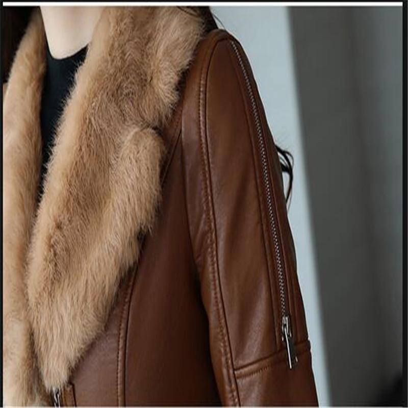 Женское зимнее пальто средней длины из искусственной кожи с меховым воротником