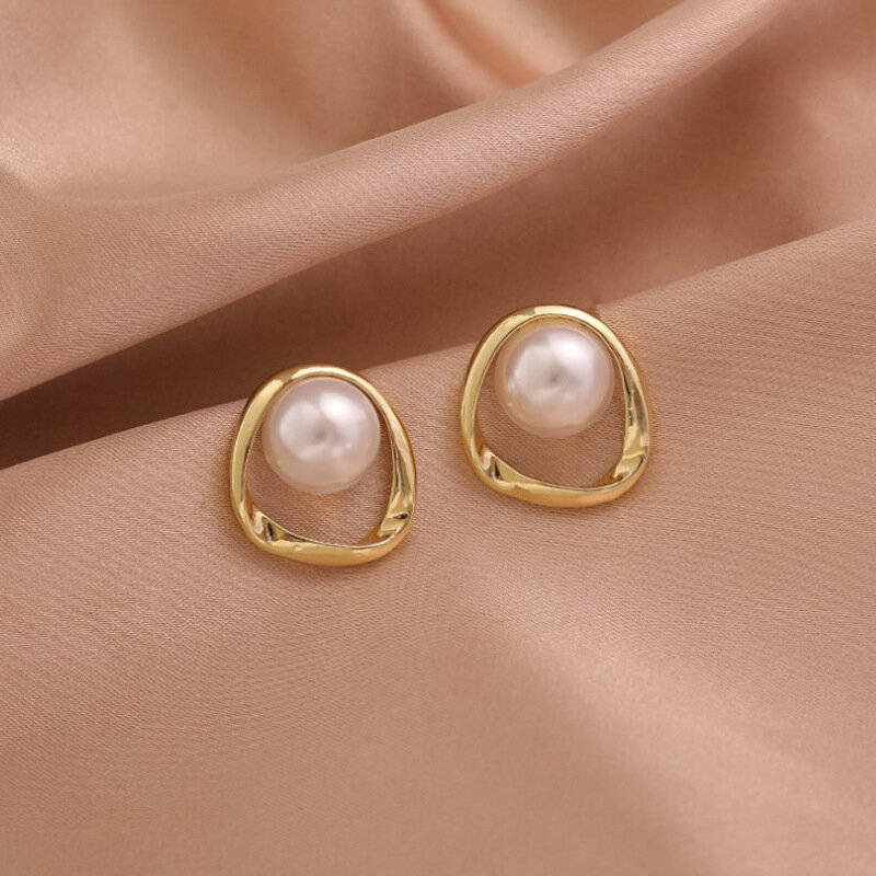 Imitation Perle Ohrring für Frauen Gold Farbe Runde Stud Ohrringe Weihnachten geschenk Unregelmäßigen Design Ungewöhnliche Ohrringe bijoux femme