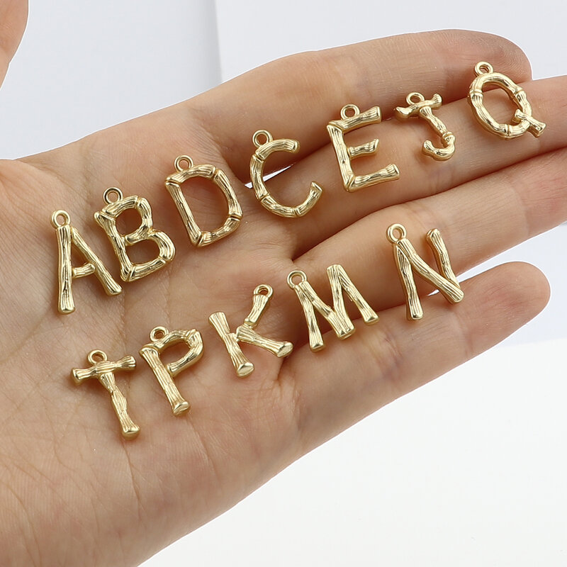 10 pz in lega di zinco Charms alfabeto A-Z lettera opaca pendenti Color oro forma di bambù metallo 26 capitale fascino misura gioielli artigianato