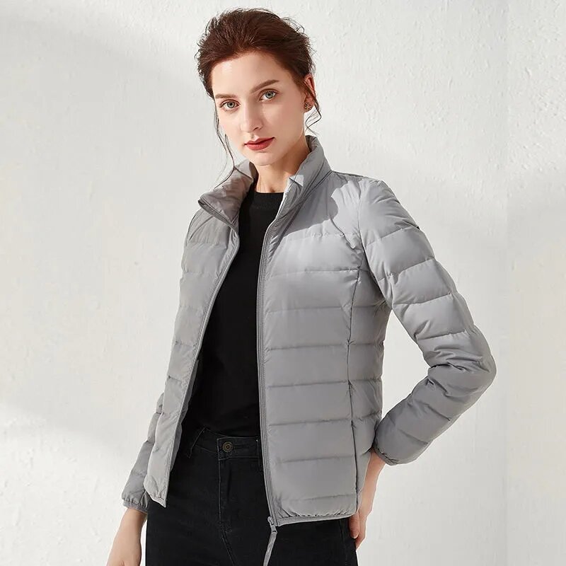 Легкая женская пуховая куртка, новинка 2021, бесшовное Короткое облегающее повседневное легкое зимнее пальто с воротником-стойкой и капюшоном