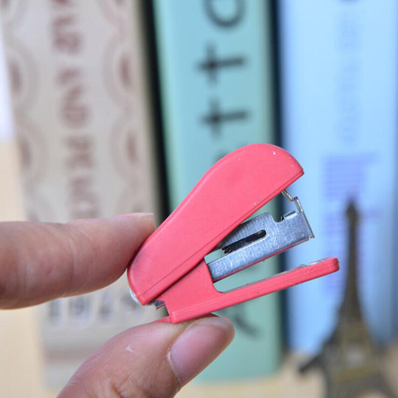1Pc Mini Stapler ชุด1ขนาดเล็กแบบพกพาของขวัญเย็บเด็กนักเรียนน่ารักของขวัญเครื่องเขียนอุปกรณ์สำนักงาน (สีสุ่ม)