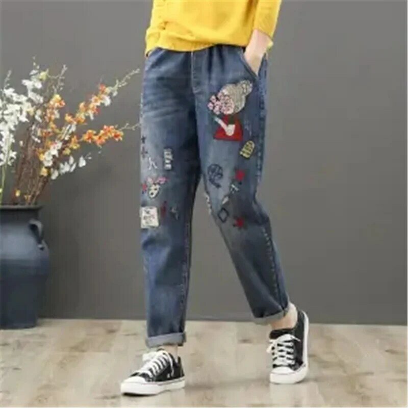 Jeans elastici in vita primavera estate Jeans retrò coreani donna Cartoon Girl Patch Pocket ricamo pantaloni Harem strappati donna