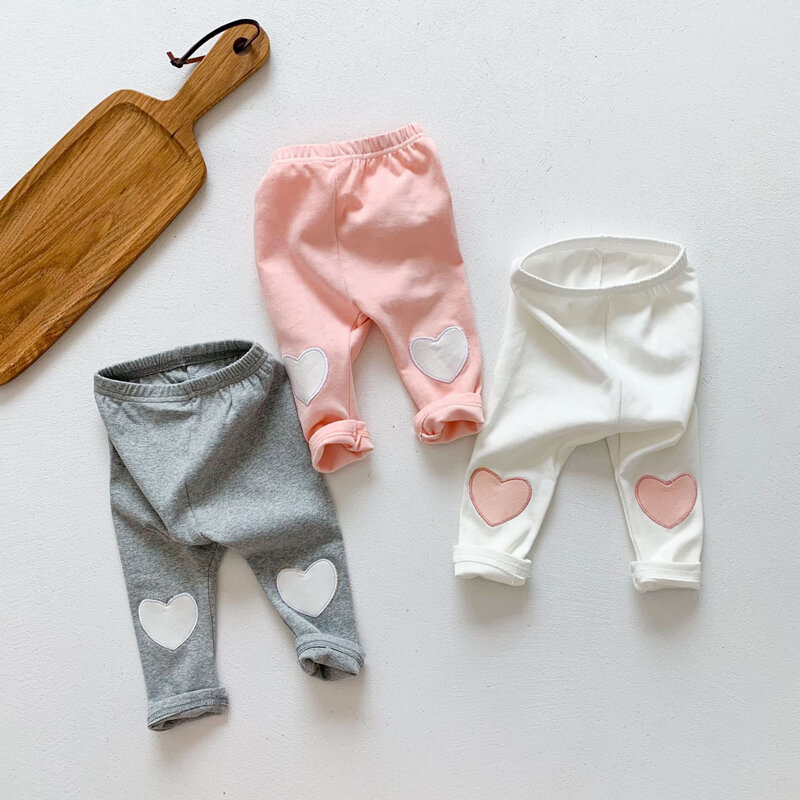 Осень 2021, повседневные милые штаны для новорожденных мальчиков и девочек, детские брюки, мягкие костюмы с сердечками, длинная хлопковая оде...