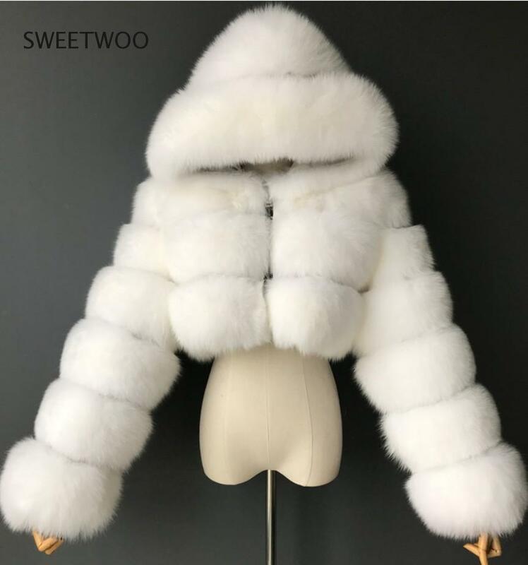 Mantel Bulu Rubah Palsu Kualitas Tinggi Musim Gugur Musim Dingin Mode Wanita 2021 Jaket Pendek Ramping dengan Topi Lengan Panjang Mantel Berbulu Wanita